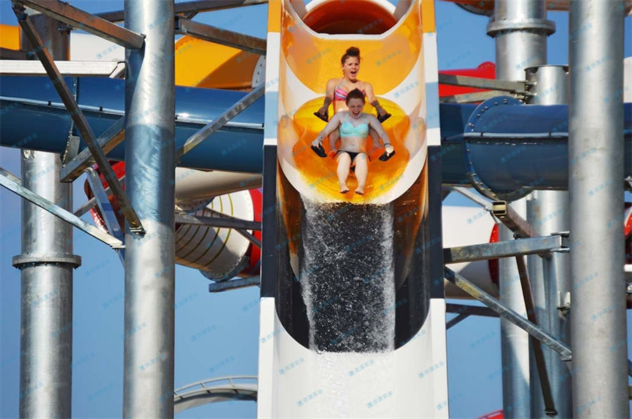 波浪式俯沖水滑梯