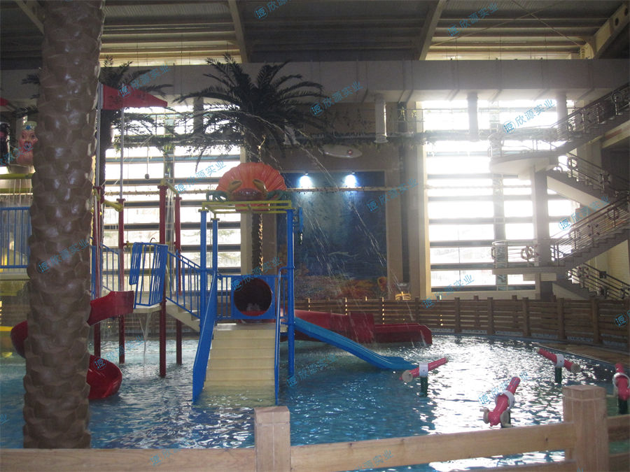 室內(nèi)水上樂(lè)園中型水寨制作案例