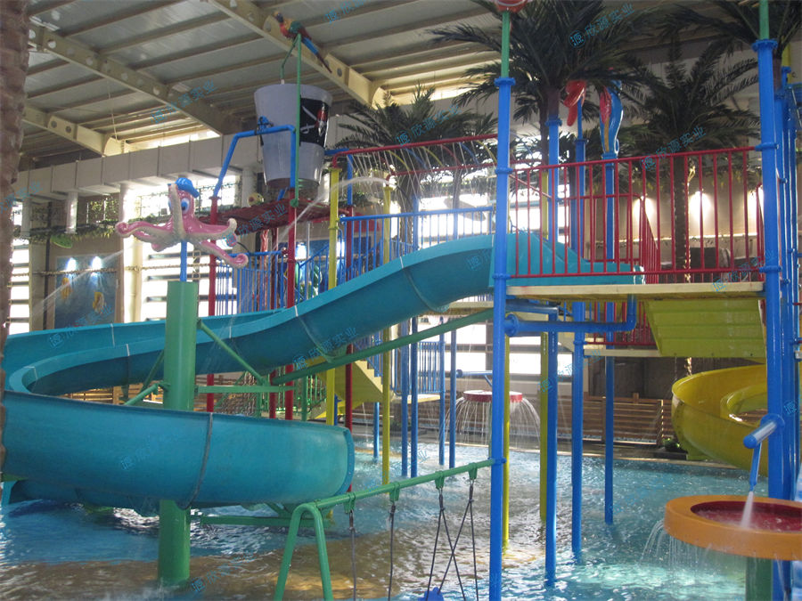 室內(nèi)水上樂(lè)園中型水寨制作案例