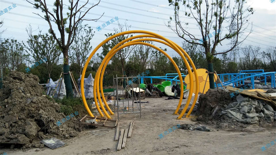 七彩戲水圈噴水游樂設備廠家