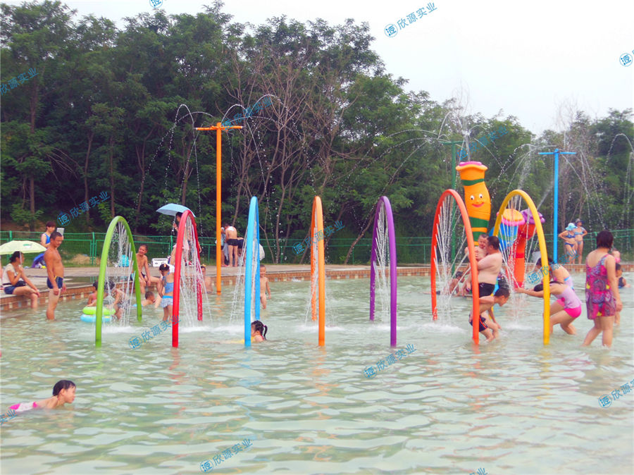 七彩戲水圈噴水游樂設備廠家