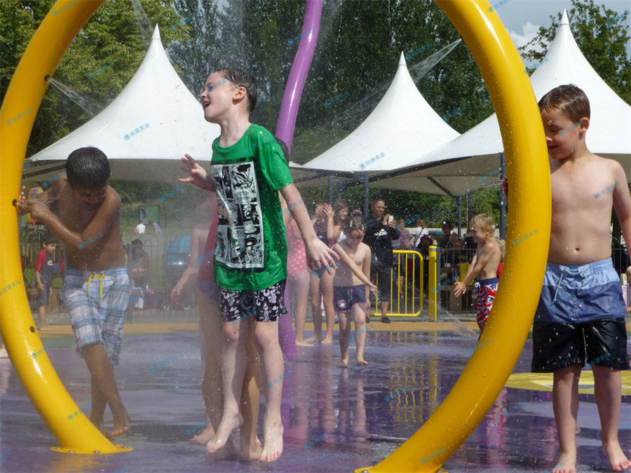 在沙漠上建造的水上樂(lè)園向公眾開(kāi)放湘沙灣水上樂(lè)園