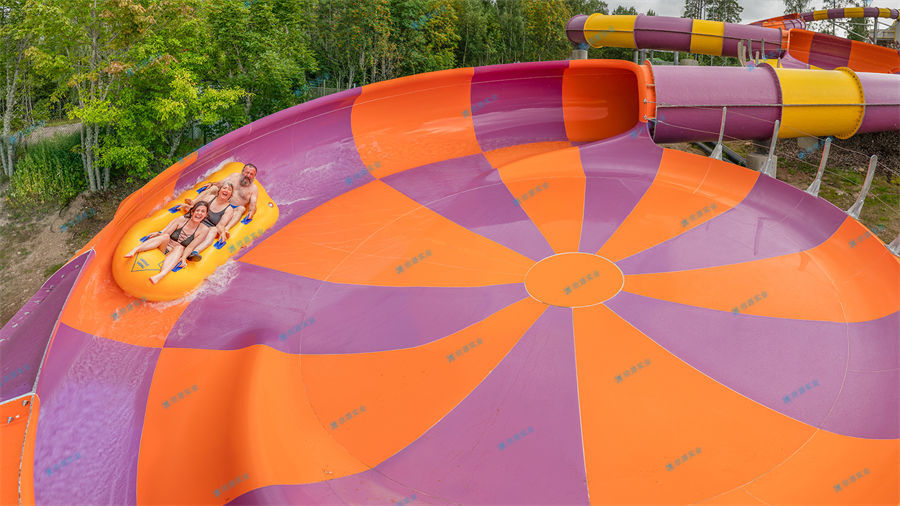 去水上游樂(lè)設(shè)備時(shí)滑水技巧