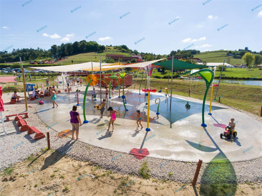 多種多樣的水上游樂(lè)設(shè)施-7897